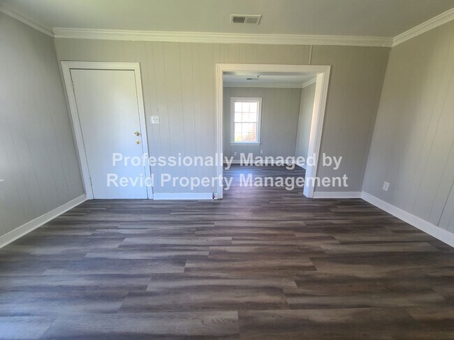 Building Photo - Newly Renovated 2 Bedroom!