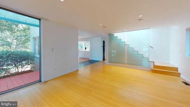 Building Photo - 213 E Raymond Ave