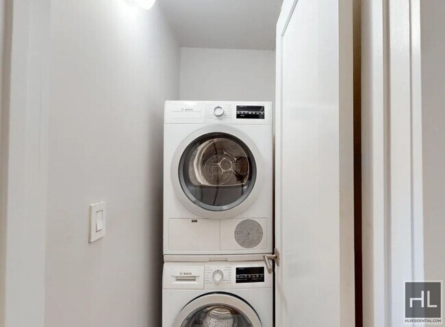 Foto del edificio - TRUE 3 Bed 2 bath with Balcony / Washer and dryer /Doorman