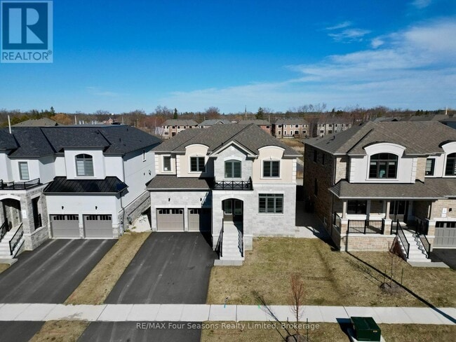 Building Photo - 211 Stayner St