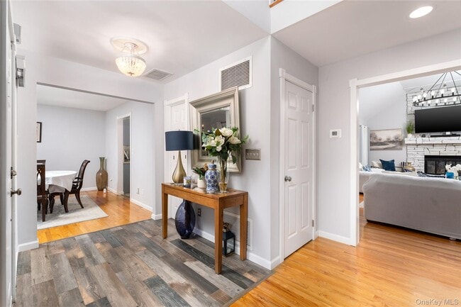 Building Photo - 5 Bay Woods Dr