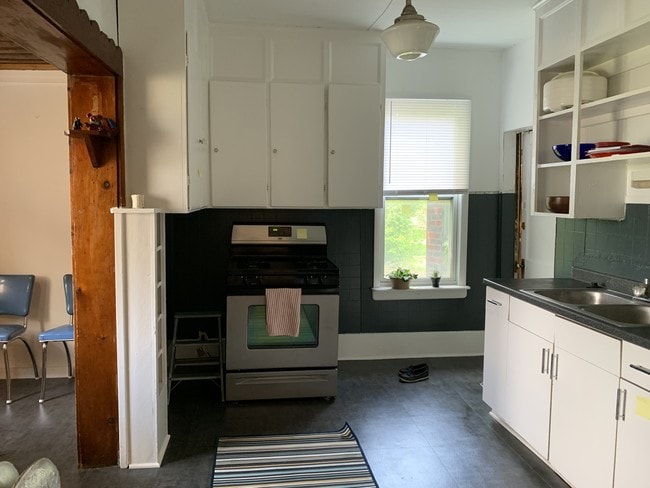 Kitchen - 933 Calumet St