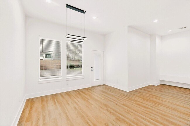 Building Photo - Modern 3 Bed, 3 Bath Home Near Downtown Dallas