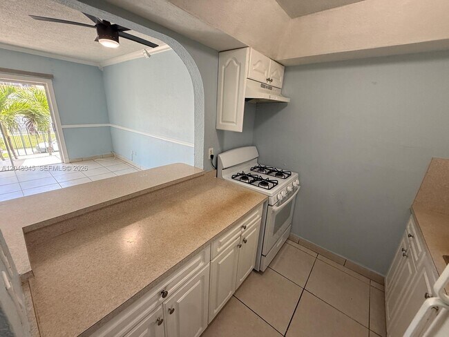 Building Photo - 1350 W 53rd St