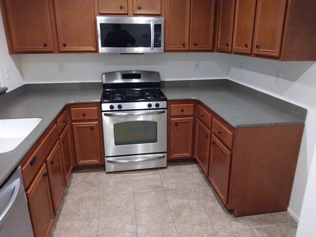 Foto del edificio - Spacious 3 Bedroom Moreno Valley Townhouse in Gated  Community!