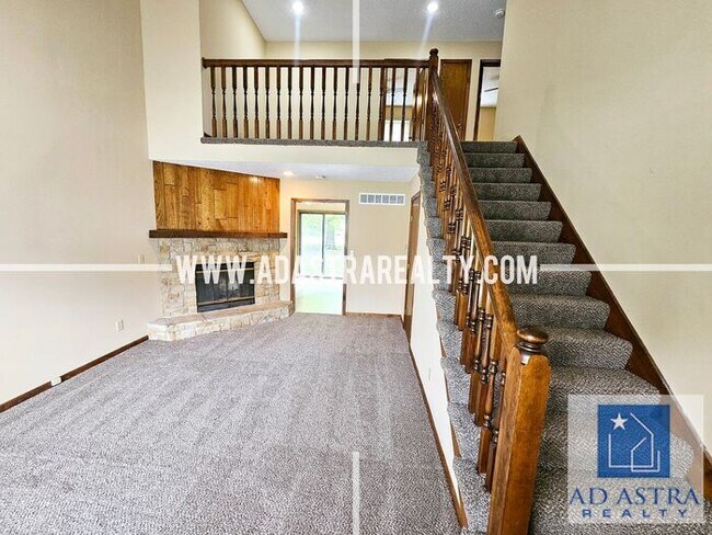 Building Photo - Spacious Duplex in Blue Valley-Available N...