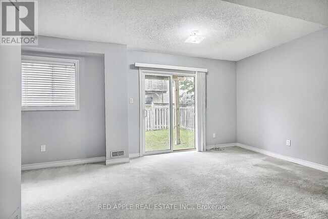 Photo du bâtiment - 176 Matthew Boyd Crescent