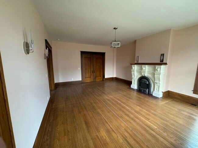 Living Room with gas-burning fireplace - 842 W Galena St