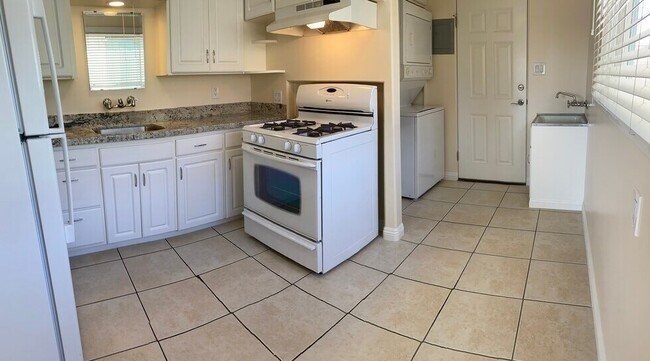 Kitchen - 323 Bond St