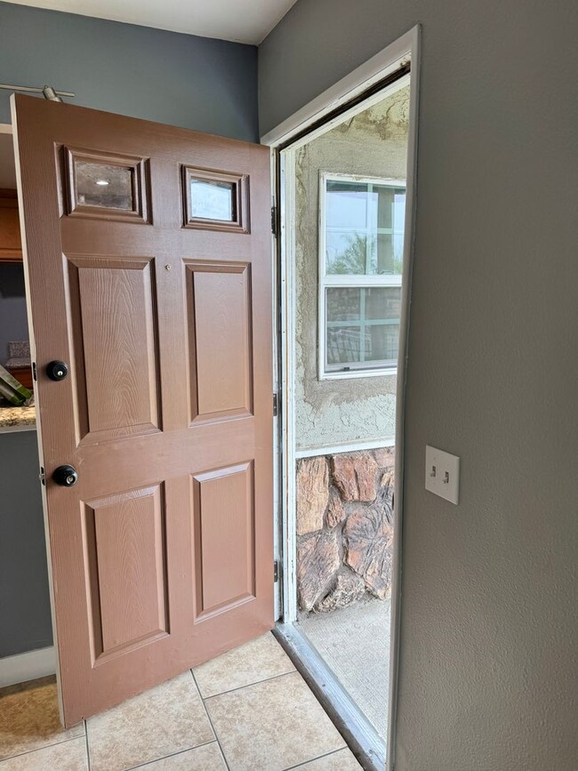 Building Photo - Cozy 3-Bedroom Home with Spacious Backyard...
