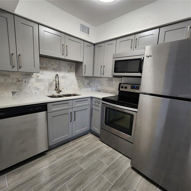 Foto del edificio - 711 Wyman Ct