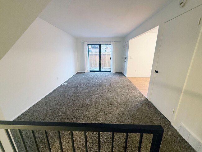 Building Photo - Clean & Quiet 3 Bed / 2.5 Bath Town Home with 2 Car Garage in Arvada