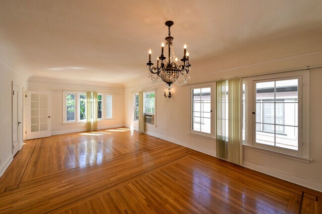 Living Room - 624 N Genesee Ave