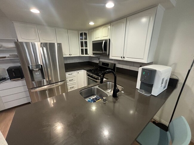 Building Photo - 2 Bedroom Towhome for Rent in Sylmar.