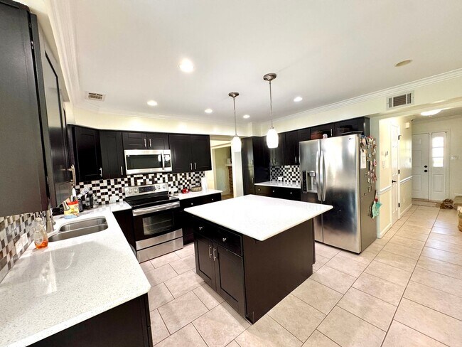 Foto del edificio - Beautifully updated home on large corner lot