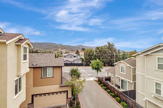 Building Photo - Stunning Home with Modern Upgrades and Pri...