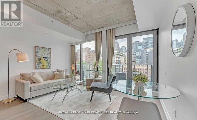 Photo du bâtiment - 560-560 King St W