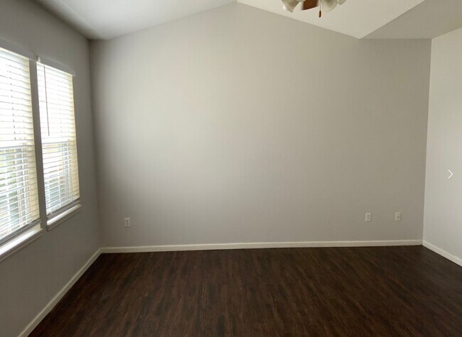 Foto del edificio - 115-115 Bradley Ct