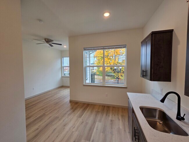 Foto del edificio - 478 S Main St