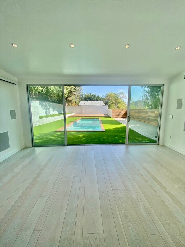 Foto del edificio - 8649 Crescent Dr