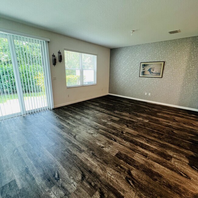 Foto del edificio - 6356 Sailpointe Ln