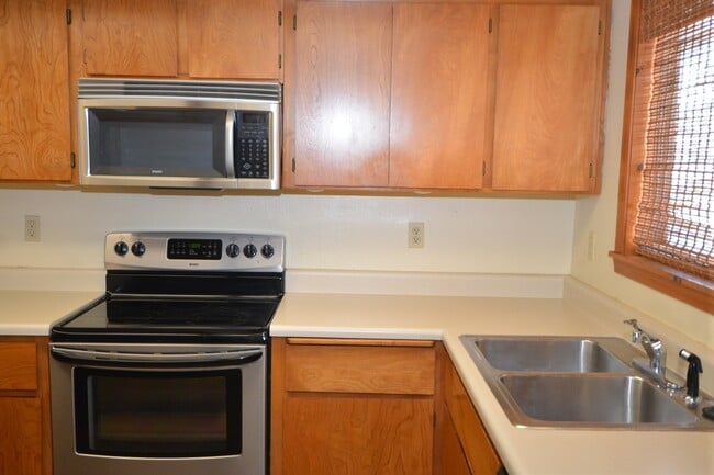 Building Photo - 3 Bedroom Townhome for Rent!