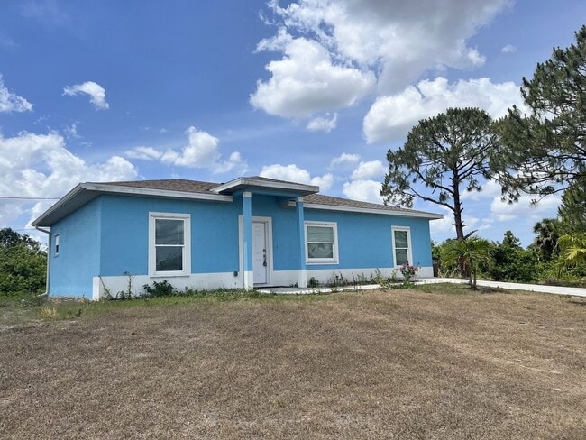 Move in Ready, Three Bed/2 bath-Close to S... - Move in Ready, Three Bed/2 bath-Close to S... House