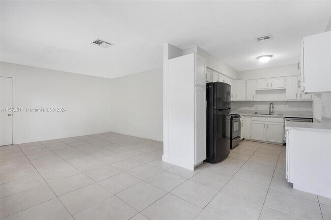 Foto del edificio - 700 SW 67th Ave