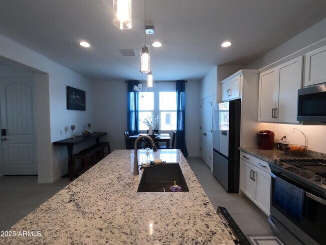Foto del edificio - 3820 N 100th Dr