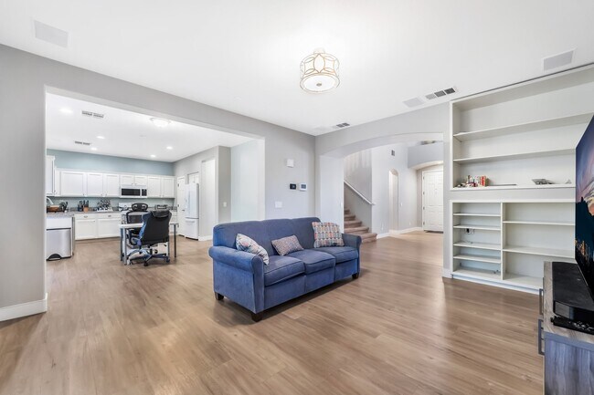 Building Photo - 9921 Canyon Peak Dr