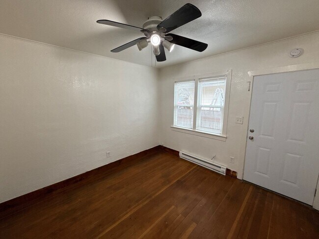 Foto del edificio - 633 Thompson Ave NE