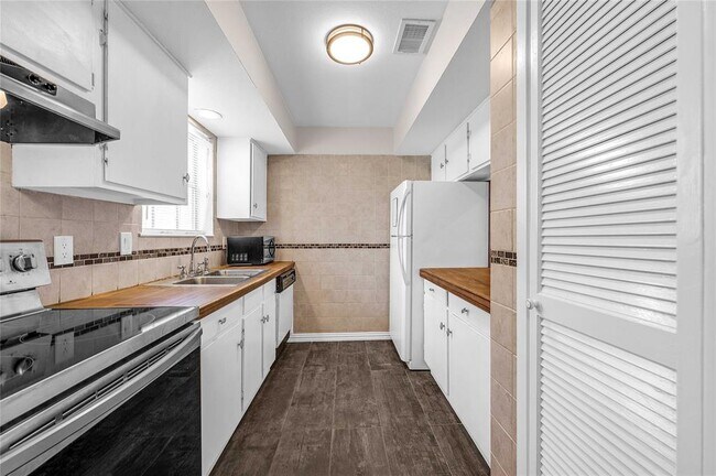 Building Photo - 2232 S Piney Point Rd