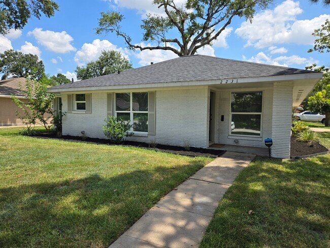 Building Photo - 2231 Latexo Dr