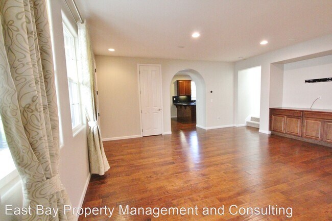 Building Photo - 4 br, 3.5 bath House - 4625 Malayan St.