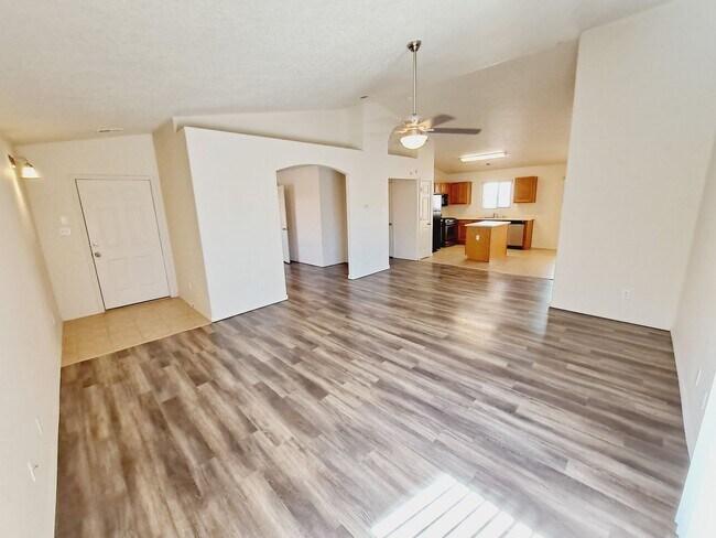 Building Photo - 3 bed 2 bath home in Huning Ranch.