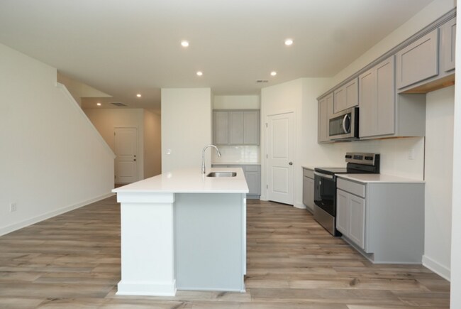 Building Photo - Stunning 5-Bed, 3-Bath Home in Desirable B...