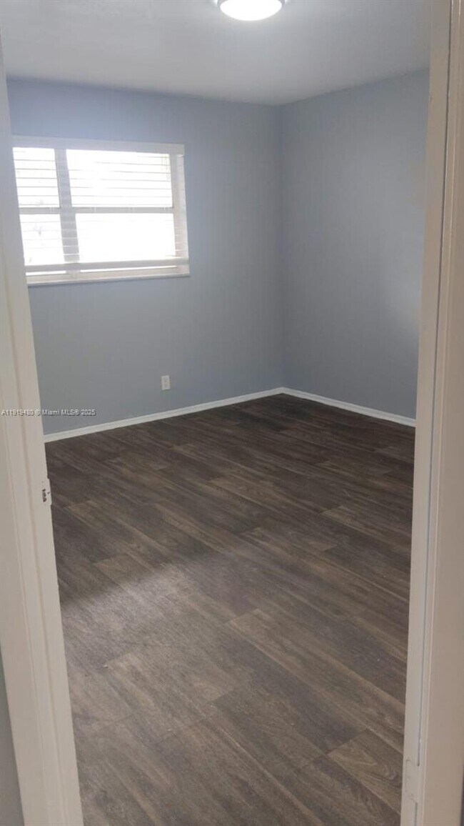 Building Photo - 7910 N Colony Cir