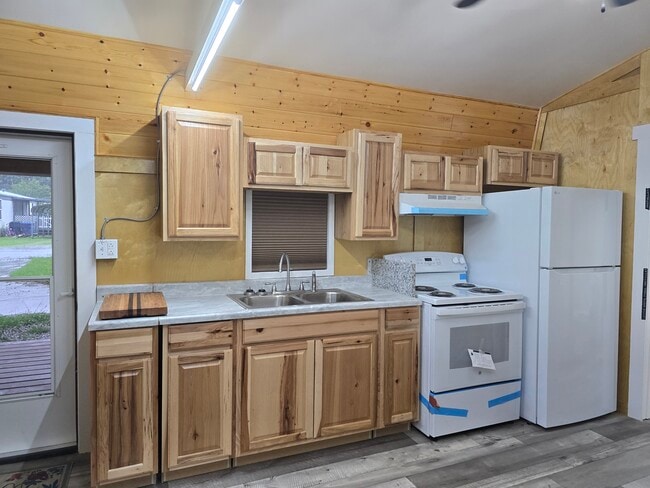 Kitchen - 1949 Antioch Church Rd