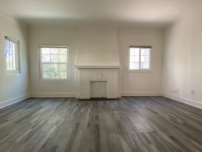 Building Photo - 133 S St Andrews Plz