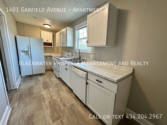 Building Photo - Move In Special! 1/2 First Full Months Ren...