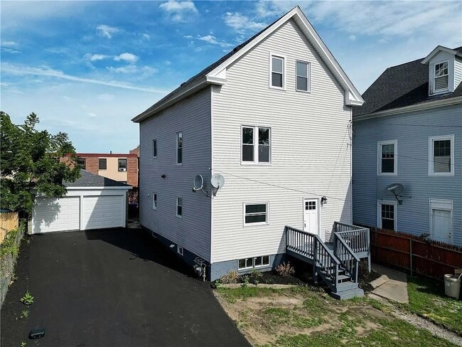 Building Photo - 213 Pavilion Ave