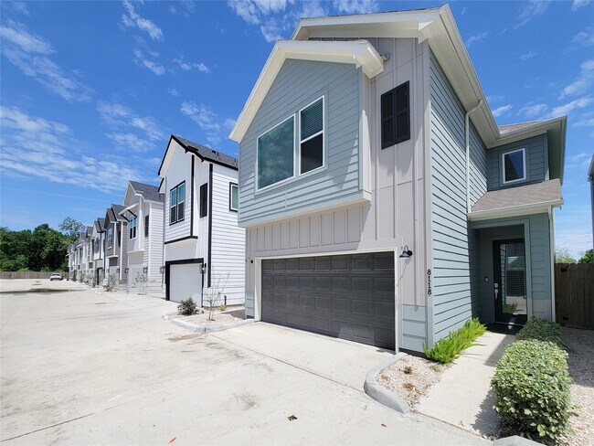 Foto del edificio - 8118 Esther Acres Ln