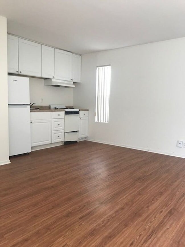 Building Photo - r609