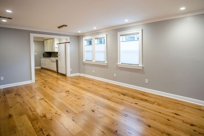 Building Photo - Spacious 3 Bedroom 2 Bath Home with High E...