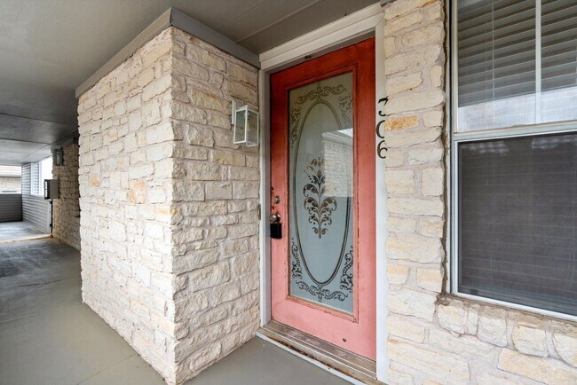 Foto del edificio - Rare Two-Bedroom Condo at The Quarry in Enfield