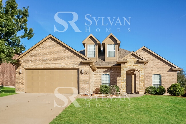 Building Photo - Your dream home awaits!