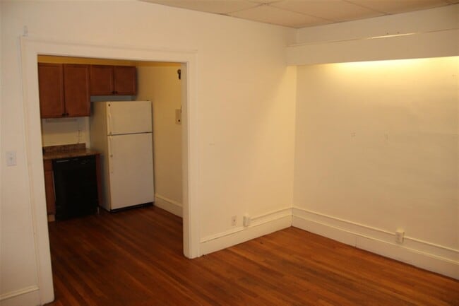 Building Photo - 32 College Ave
