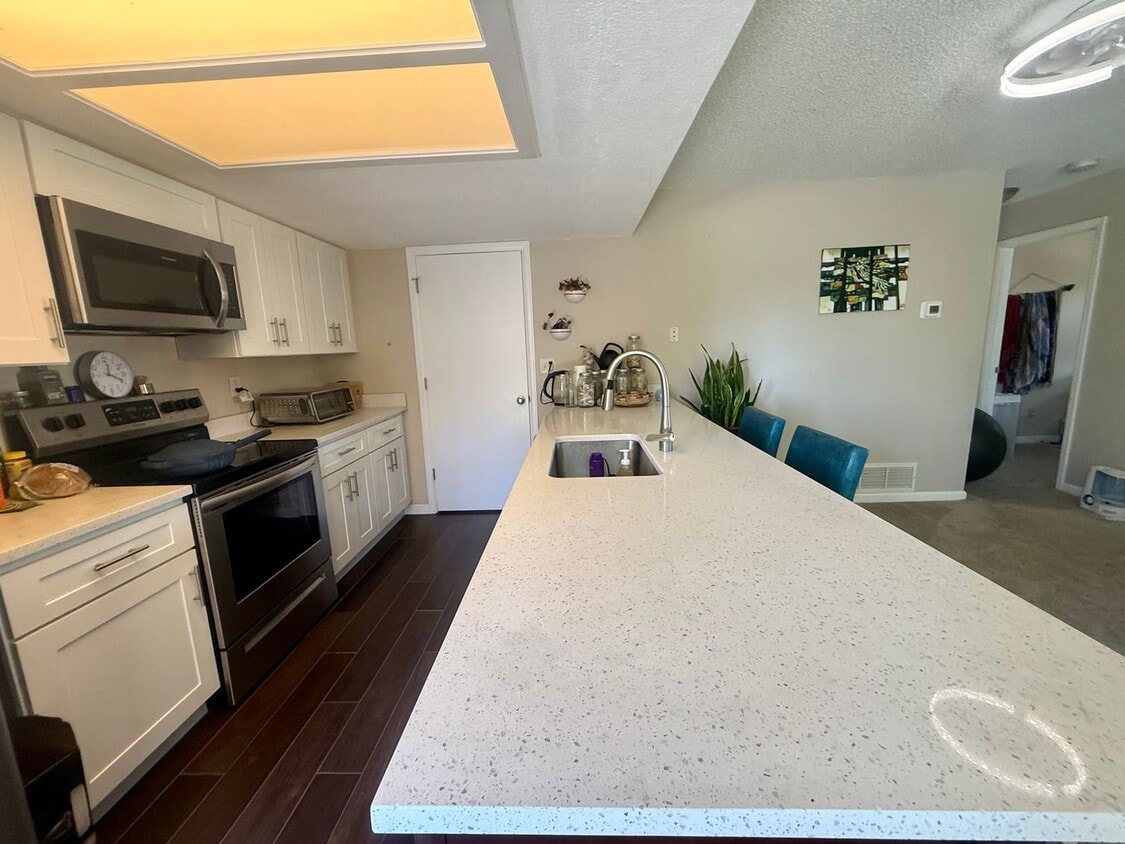 Spacious, Sunlit 3BR / 2 BA Condo just steps away from Standley Lake! - Spacious, Sunlit 3BR / 2 BA Condo just steps away from Standley Lake!