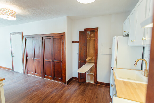 Building Photo - 117 S Hosmer St