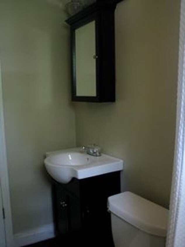 Building Photo - 2 Bedroom/1 Bedroom Available for August!